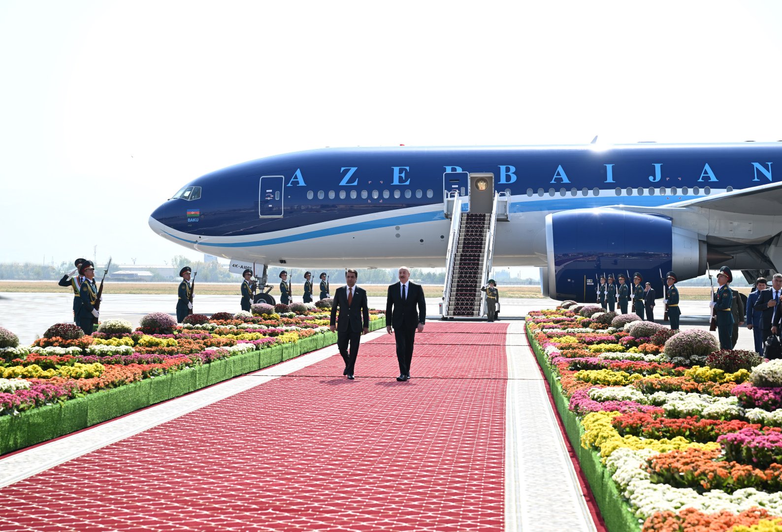 President Ilham Aliyev arrives in Tajikistan (PHOTO)