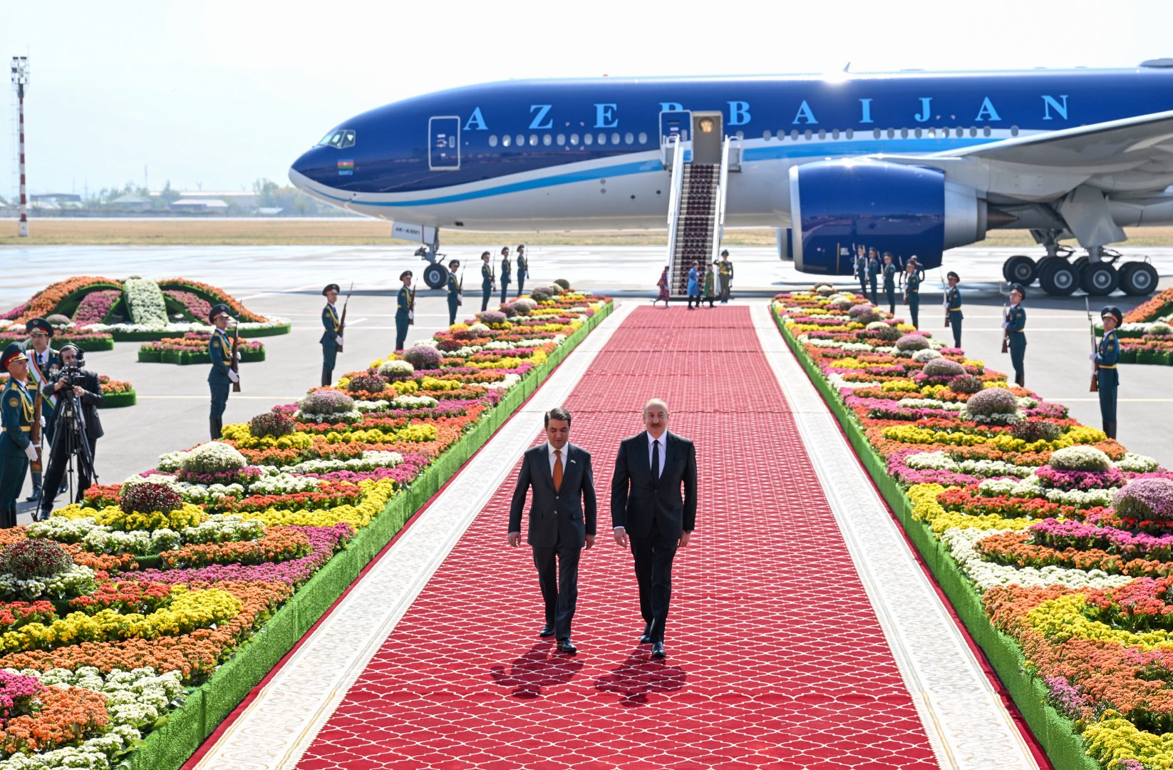 President Ilham Aliyev arrives in Tajikistan (PHOTO)