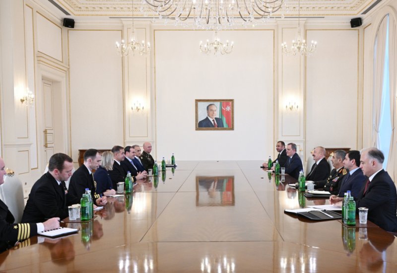 President Ilham Aliyev receives Commander of US Central Command (PHOTO)
