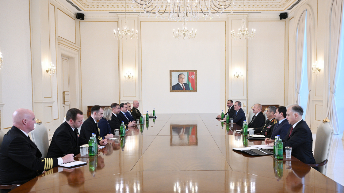 President Ilham Aliyev receives Commander of US Central Command (PHOTO)