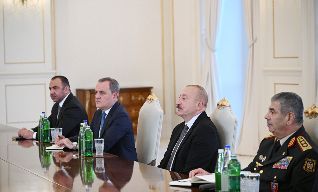 President Ilham Aliyev receives Commander of US Central Command (PHOTO)