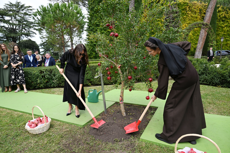 First VP Mehriban Aliyeva and family members attend tree planting ceremony in Vatican Gardens (PHOTO/VIDEO)