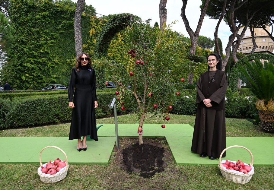 First VP Mehriban Aliyeva and family members attend tree planting ceremony in Vatican Gardens (PHOTO/VIDEO)