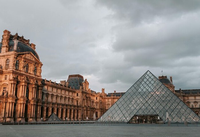 Robbery at Louvre Museum: Nine jewelry pieces stolen