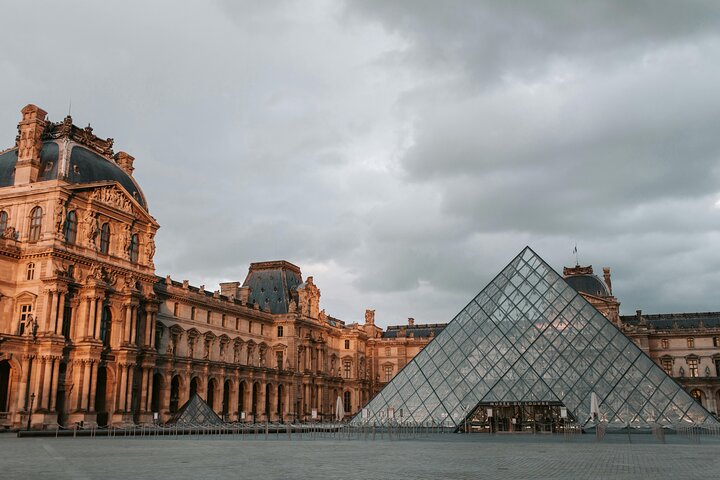 Robbery at Louvre Museum: Nine jewelry pieces stolen
