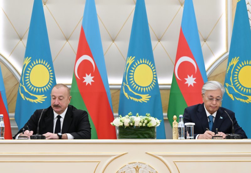 Azerbaijan, Kazakhstan exchange documents (PHOTO)