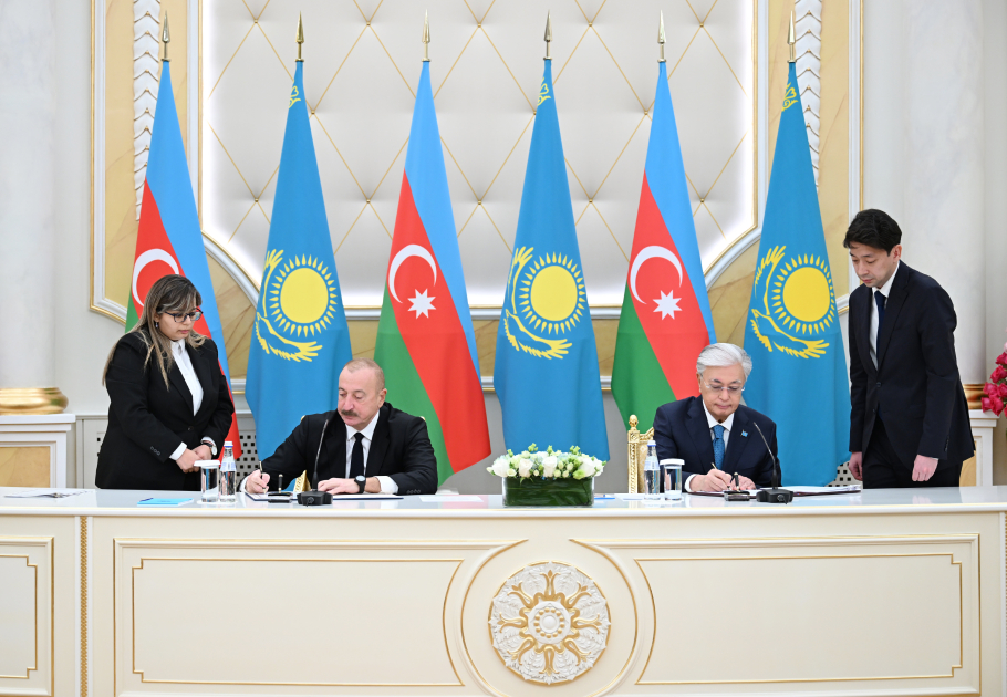 Azerbaijan, Kazakhstan exchange documents (PHOTO/VIDEO)