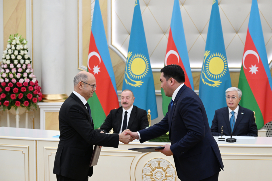 Azerbaijan, Kazakhstan exchange documents (PHOTO/VIDEO)