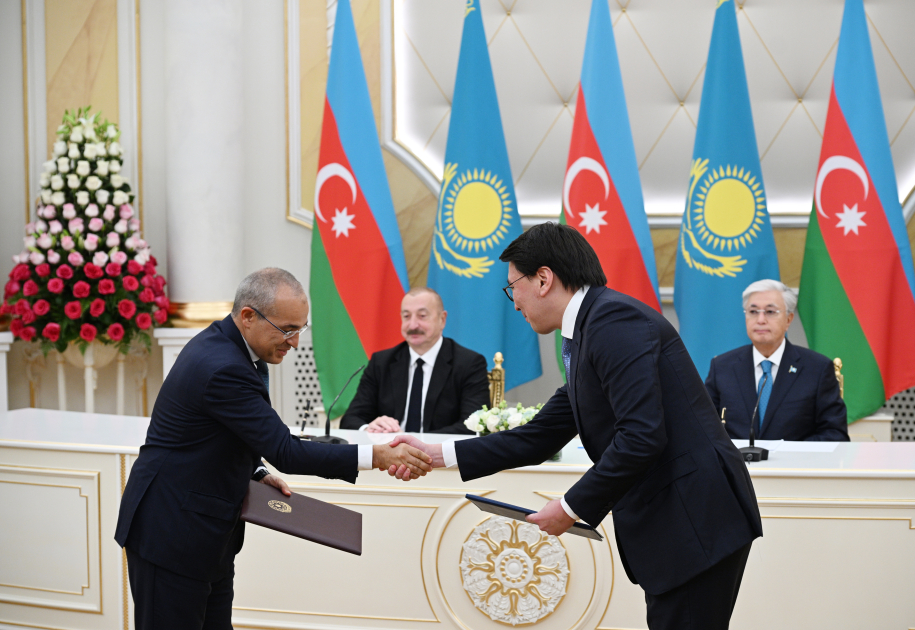 Azerbaijan, Kazakhstan exchange documents (PHOTO/VIDEO)