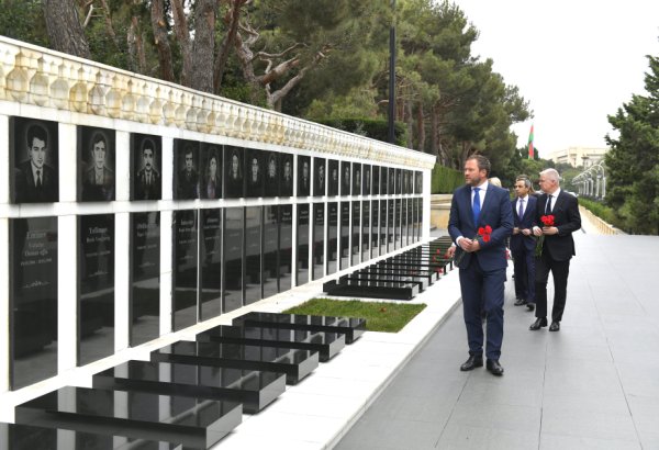 Estonian FM commemorates Azerbaijani martyrs in Baku (PHOTO)