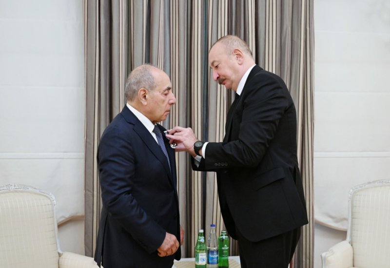 President Ilham Aliyev presents Yagub Eyyubov with "Istiglal" Order (PHOTO)