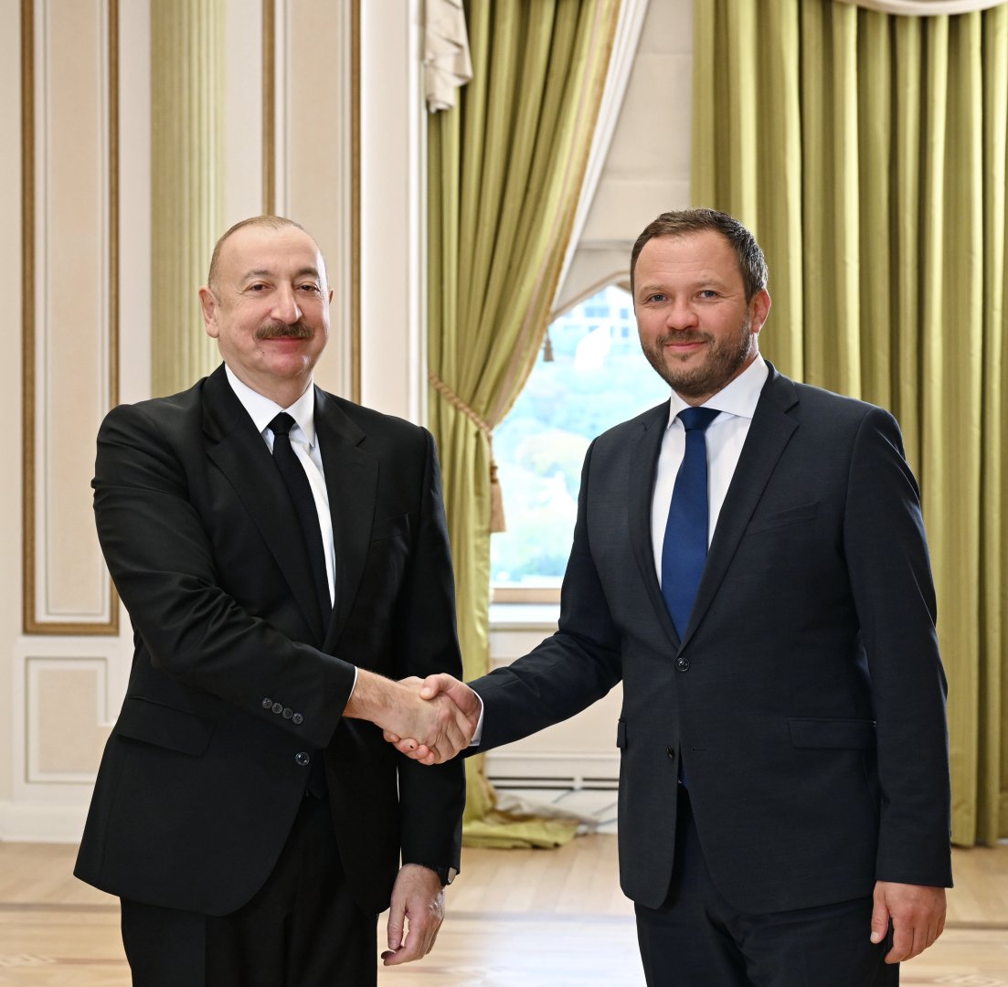 President Ilham Aliyev receives Estonia's FM (PHOTO)