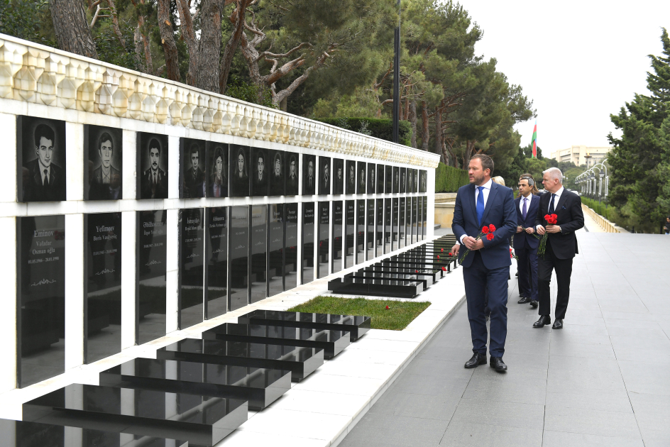 Estonian FM commemorates Azerbaijani martyrs in Baku (PHOTO)