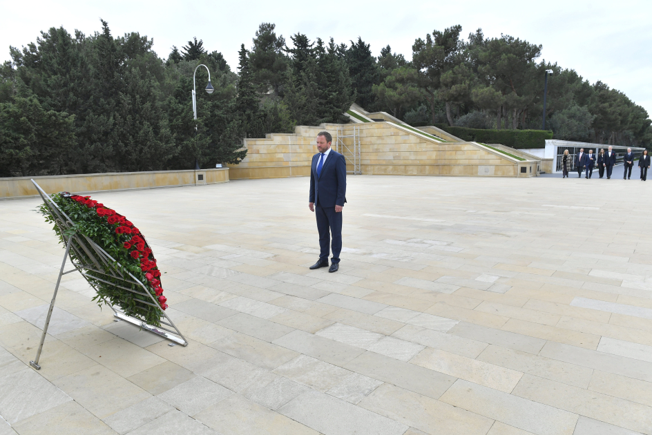 Estonian FM commemorates Azerbaijani martyrs in Baku (PHOTO)