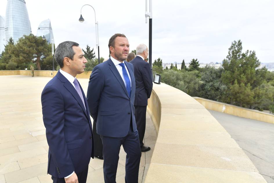 Estonian FM commemorates Azerbaijani martyrs in Baku (PHOTO)
