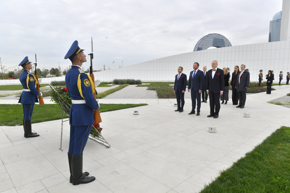Estonian FM visits Victory Park in Azerbaijan (PHOTO)