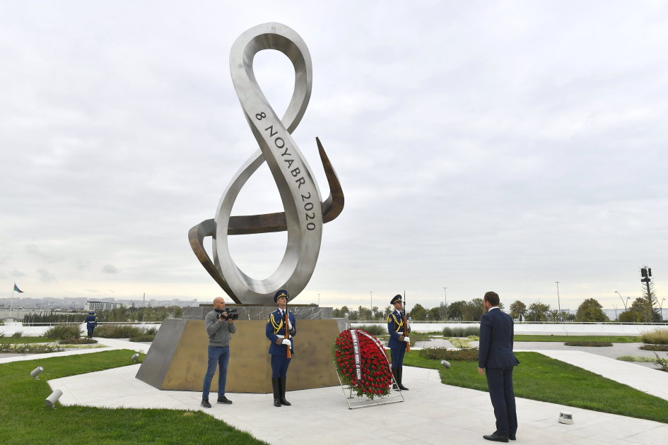 Estonian FM visits Victory Park in Azerbaijan (PHOTO)
