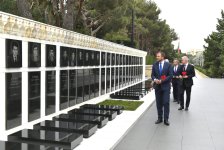 Estonian FM commemorates Azerbaijani martyrs in Baku (PHOTO)