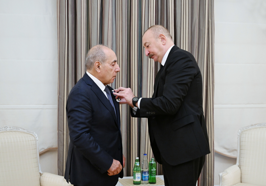President Ilham Aliyev presents Yagub Eyyubov with "Istiglal" Order (PHOTO)