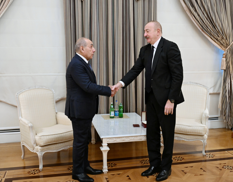 President Ilham Aliyev presents Yagub Eyyubov with "Istiglal" Order (PHOTO)