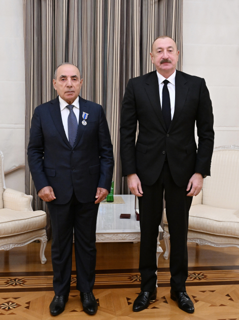 President Ilham Aliyev presents Yagub Eyyubov with "Istiglal" Order (PHOTO)