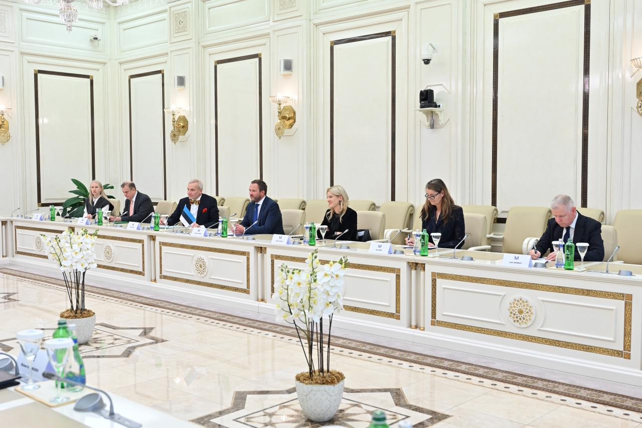Azerbaijani Parliament speaker meets with Estonian FM (PHOTO)
