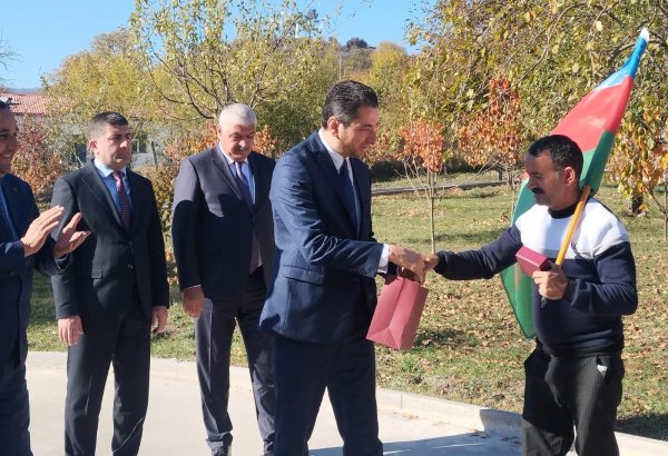 New wave of ex-IDPs setting in Khojaly's Badara village, get keys to homes (PHOTO)