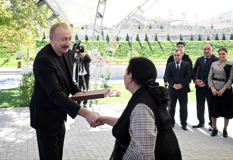 President Ilham Aliyev presents keys to apartments to residents of Horovlu village in Jabrayil district (PHOTO)