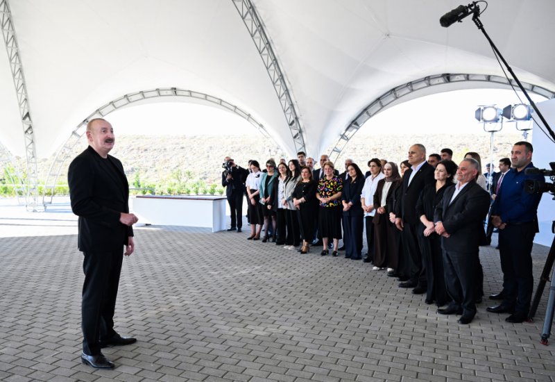 President Ilham Aliyev presents keys to apartments to residents of Mammadbayli and Aghali villages in Zangilan (PHOTO)