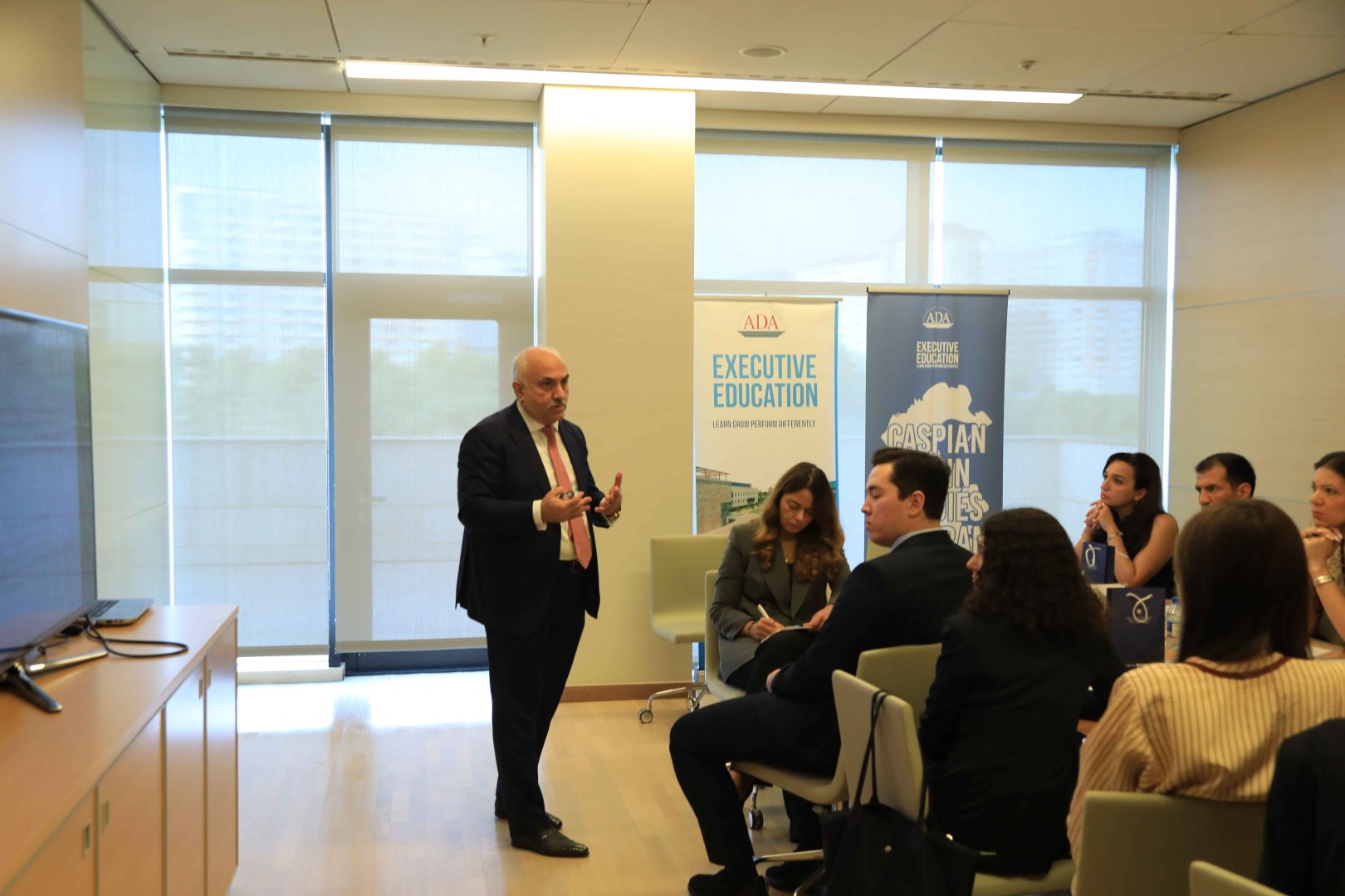 Azerbaijan briefs foreign diplomats on its ex-IDPs' return to liberated lands (PHOTO)
