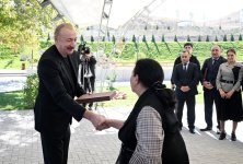 President Ilham Aliyev presents keys to apartments to residents of Horovlu village in Jabrayil district (PHOTO)