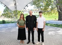 President Ilham Aliyev presents keys to apartments to residents of Horovlu village in Jabrayil district (PHOTO)