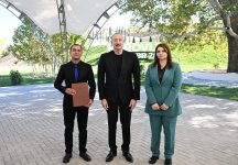 President Ilham Aliyev presents keys to apartments to residents of Horovlu village in Jabrayil district (PHOTO)