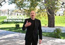 President Ilham Aliyev presents keys to apartments to residents of Horovlu village in Jabrayil district (PHOTO)