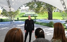 President Ilham Aliyev presents keys to apartments to residents of Horovlu village in Jabrayil district (PHOTO)