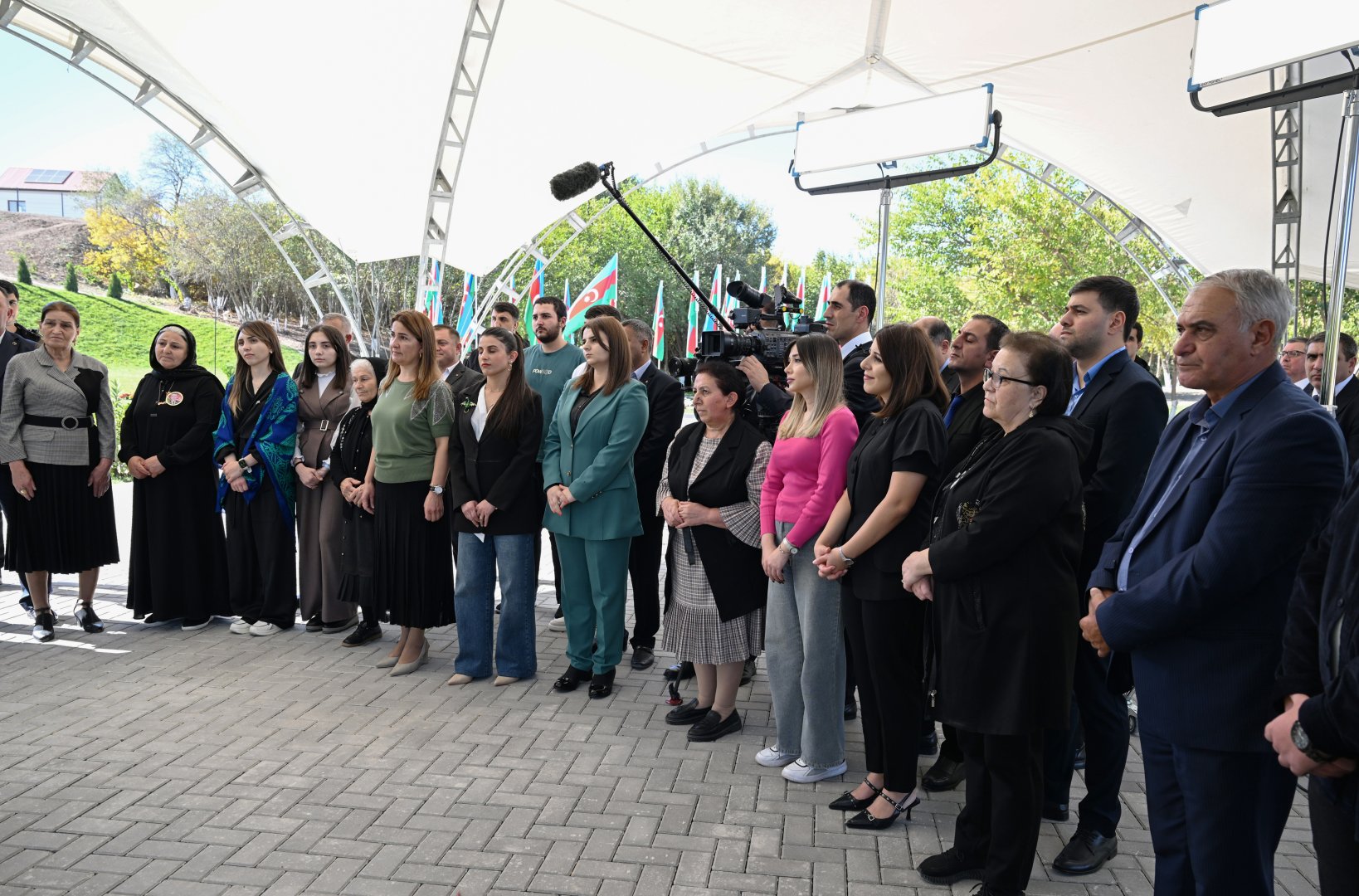 President Ilham Aliyev presents keys to apartments to residents of Horovlu village in Jabrayil district (PHOTO)
