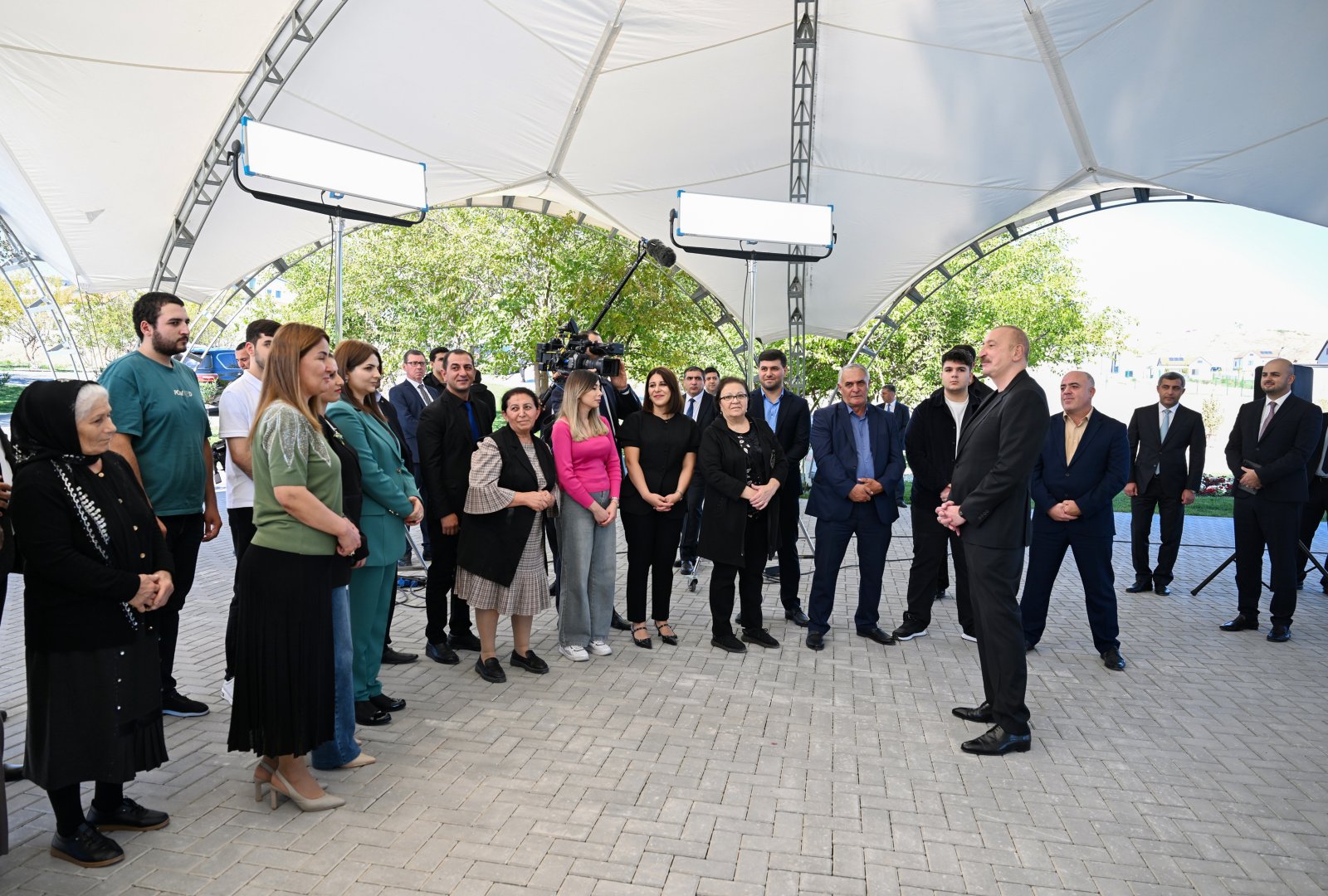President Ilham Aliyev presents keys to apartments to residents of Horovlu village in Jabrayil district (PHOTO)