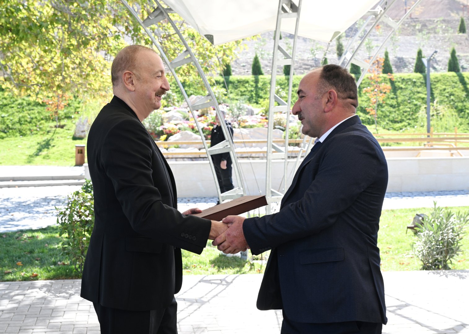 President Ilham Aliyev presents keys to apartments to residents of Horovlu village in Jabrayil district (PHOTO)