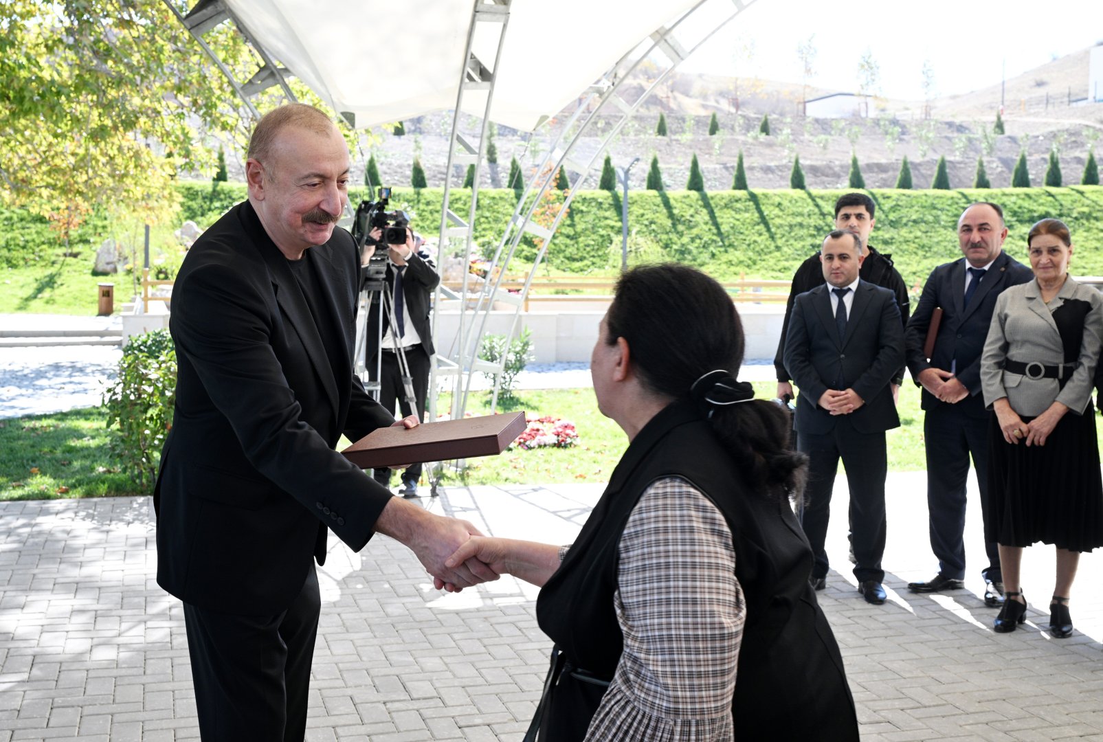 President Ilham Aliyev presents keys to apartments to residents of Horovlu village in Jabrayil district (PHOTO)