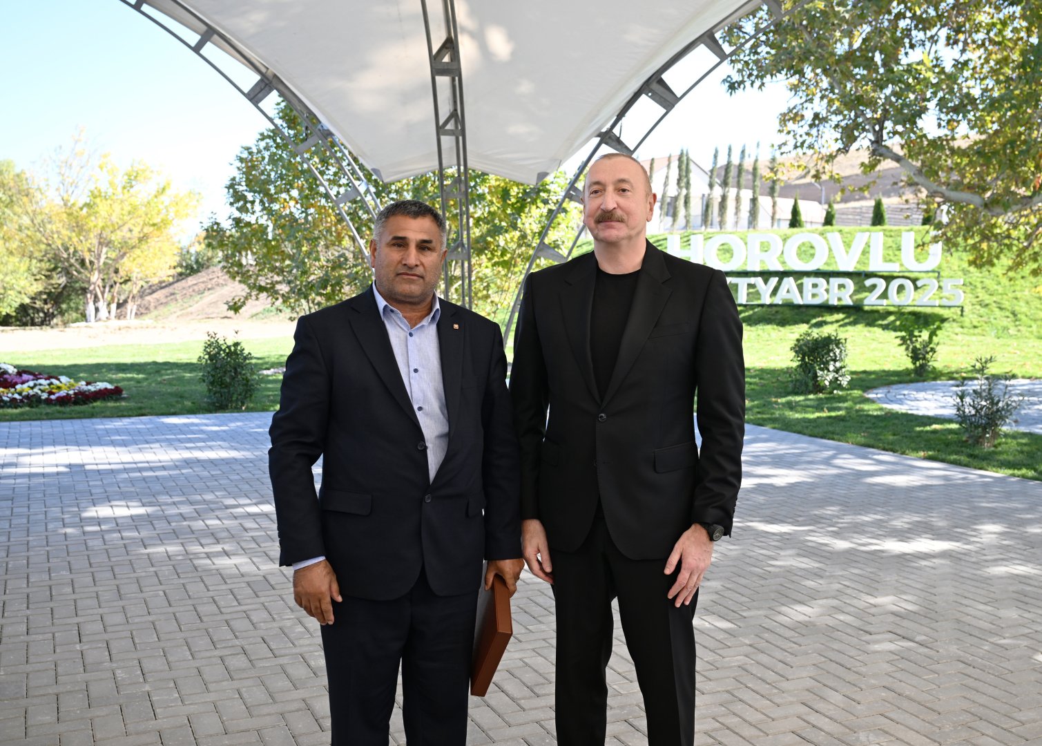 President Ilham Aliyev presents keys to apartments to residents of Horovlu village in Jabrayil district (PHOTO)