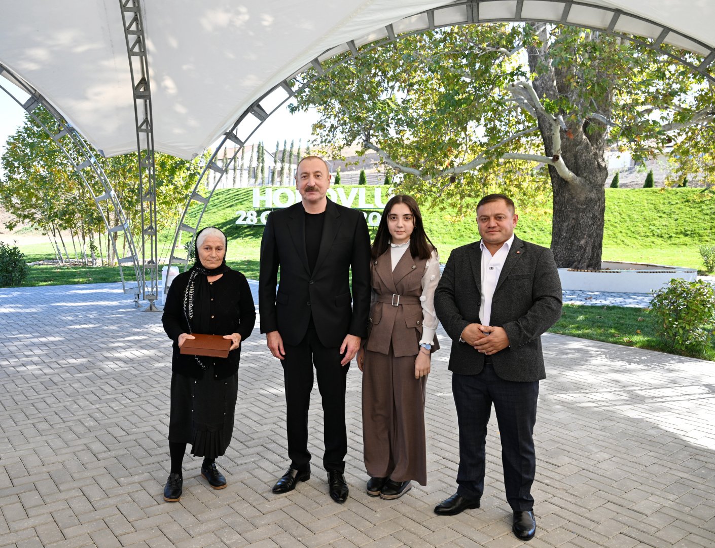 President Ilham Aliyev presents keys to apartments to residents of Horovlu village in Jabrayil district (PHOTO)