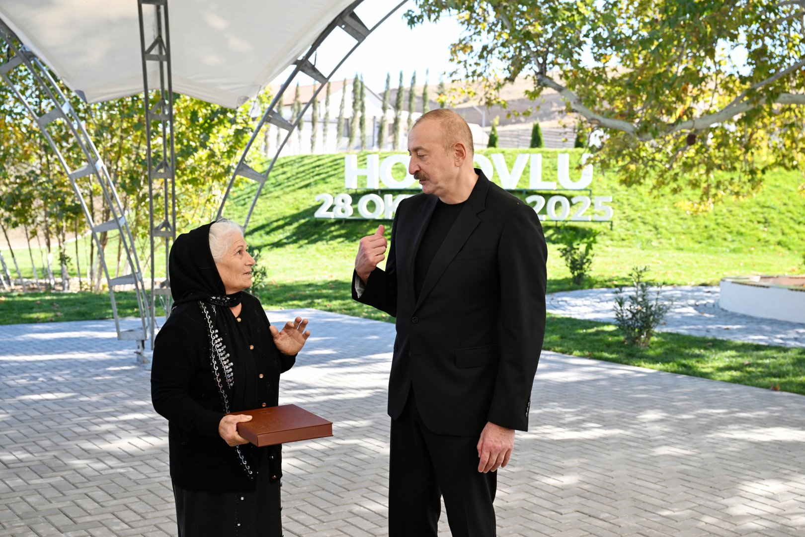 President Ilham Aliyev presents keys to apartments to residents of Horovlu village in Jabrayil district (PHOTO)