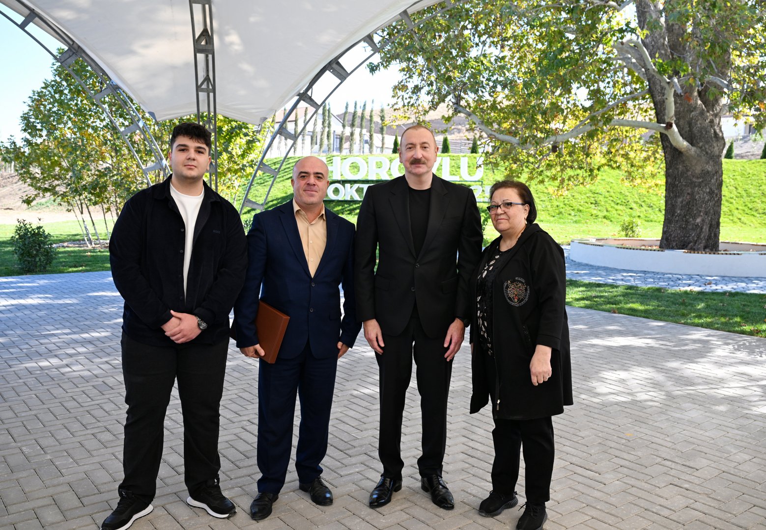 President Ilham Aliyev presents keys to apartments to residents of Horovlu village in Jabrayil district (PHOTO)