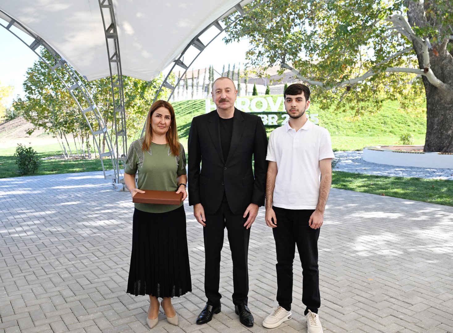 President Ilham Aliyev presents keys to apartments to residents of Horovlu village in Jabrayil district (PHOTO)