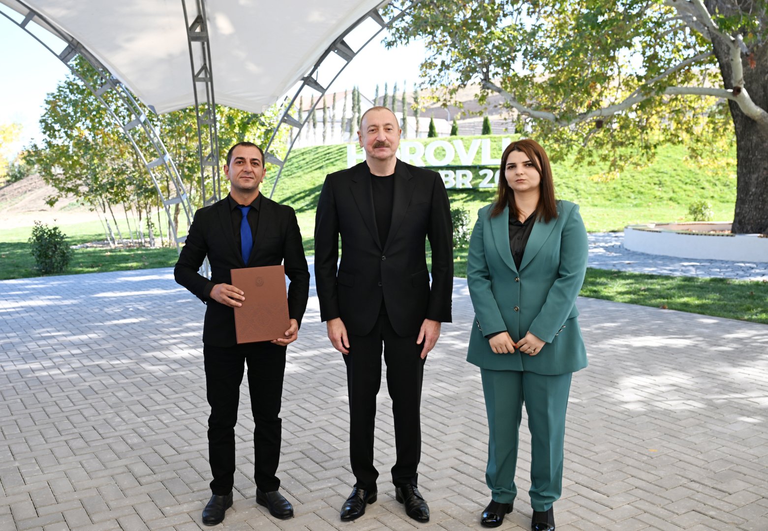 President Ilham Aliyev presents keys to apartments to residents of Horovlu village in Jabrayil district (PHOTO)