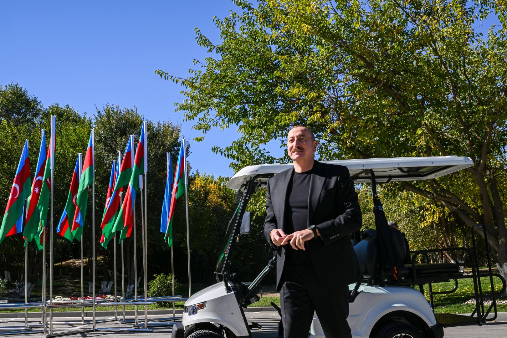 President Ilham Aliyev presents keys to apartments to residents of Horovlu village in Jabrayil district (PHOTO)