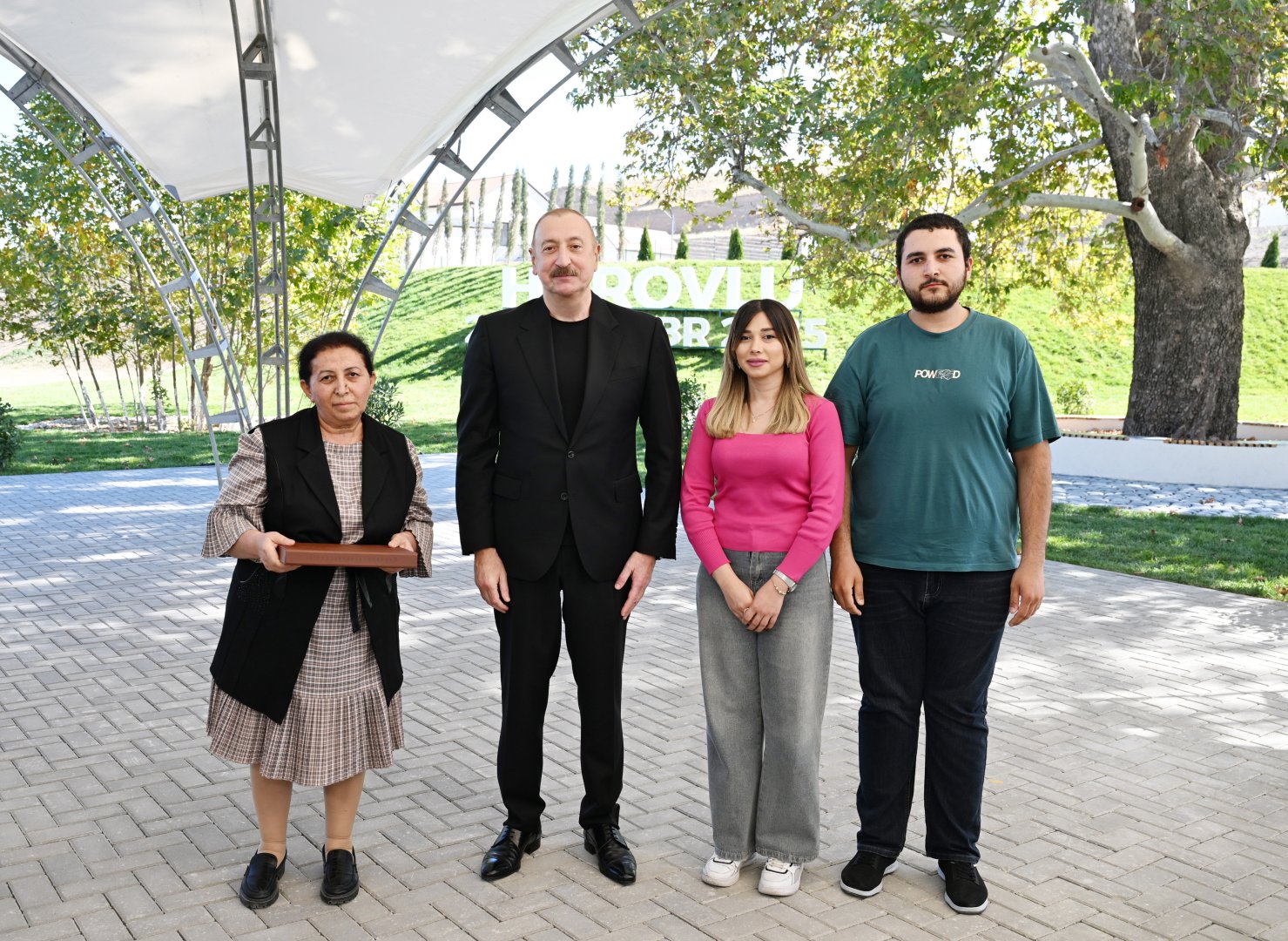 President Ilham Aliyev presents keys to apartments to residents of Horovlu village in Jabrayil district (PHOTO)