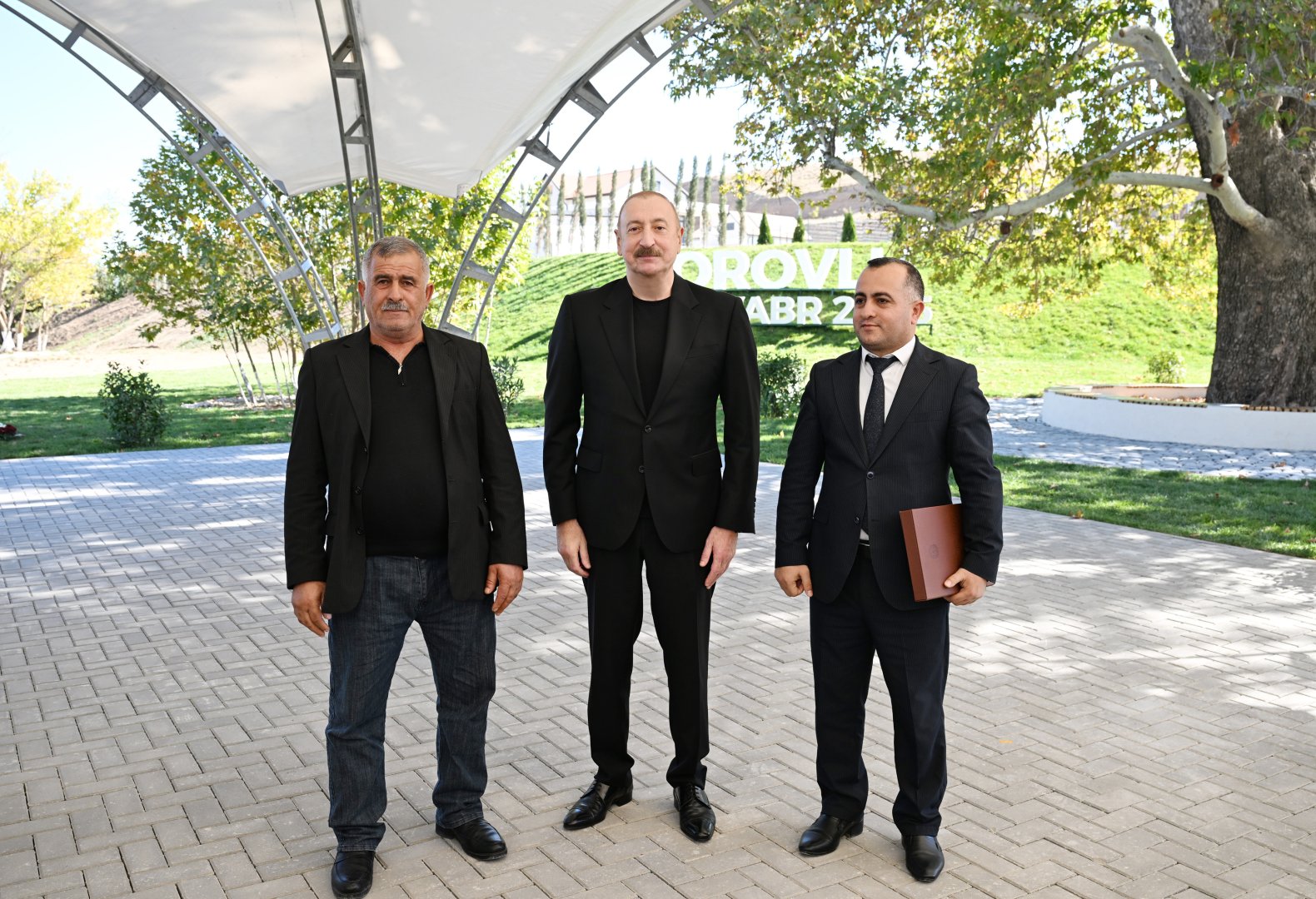 President Ilham Aliyev presents keys to apartments to residents of Horovlu village in Jabrayil district (PHOTO)