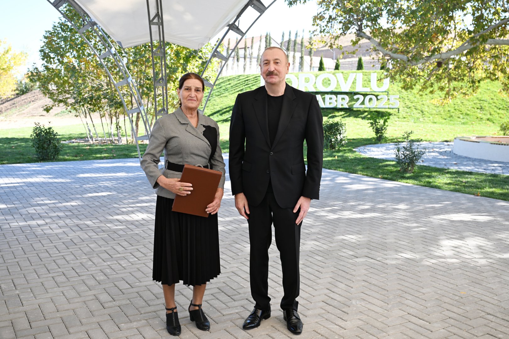 President Ilham Aliyev presents keys to apartments to residents of Horovlu village in Jabrayil district (PHOTO)