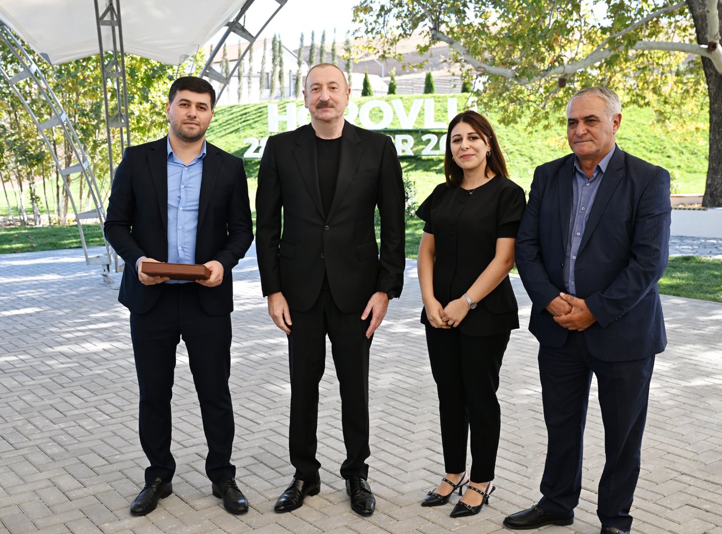 President Ilham Aliyev presents keys to apartments to residents of Horovlu village in Jabrayil district (PHOTO)
